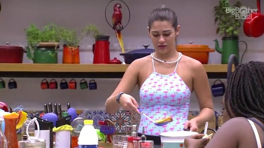 Vivian conversa com Roberta na cozinha do "BBB17" - Reprodução/TV Globo