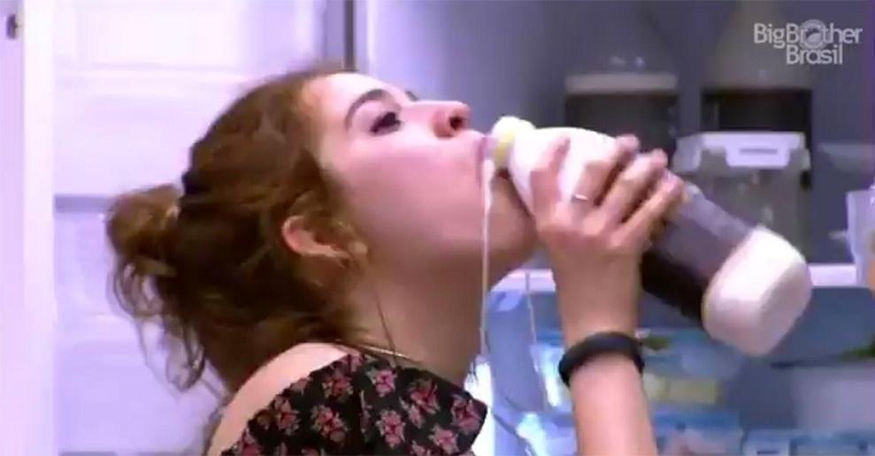 Ana Paula bebe leite diretamente da garrafa - Reprodução/GloboPlay