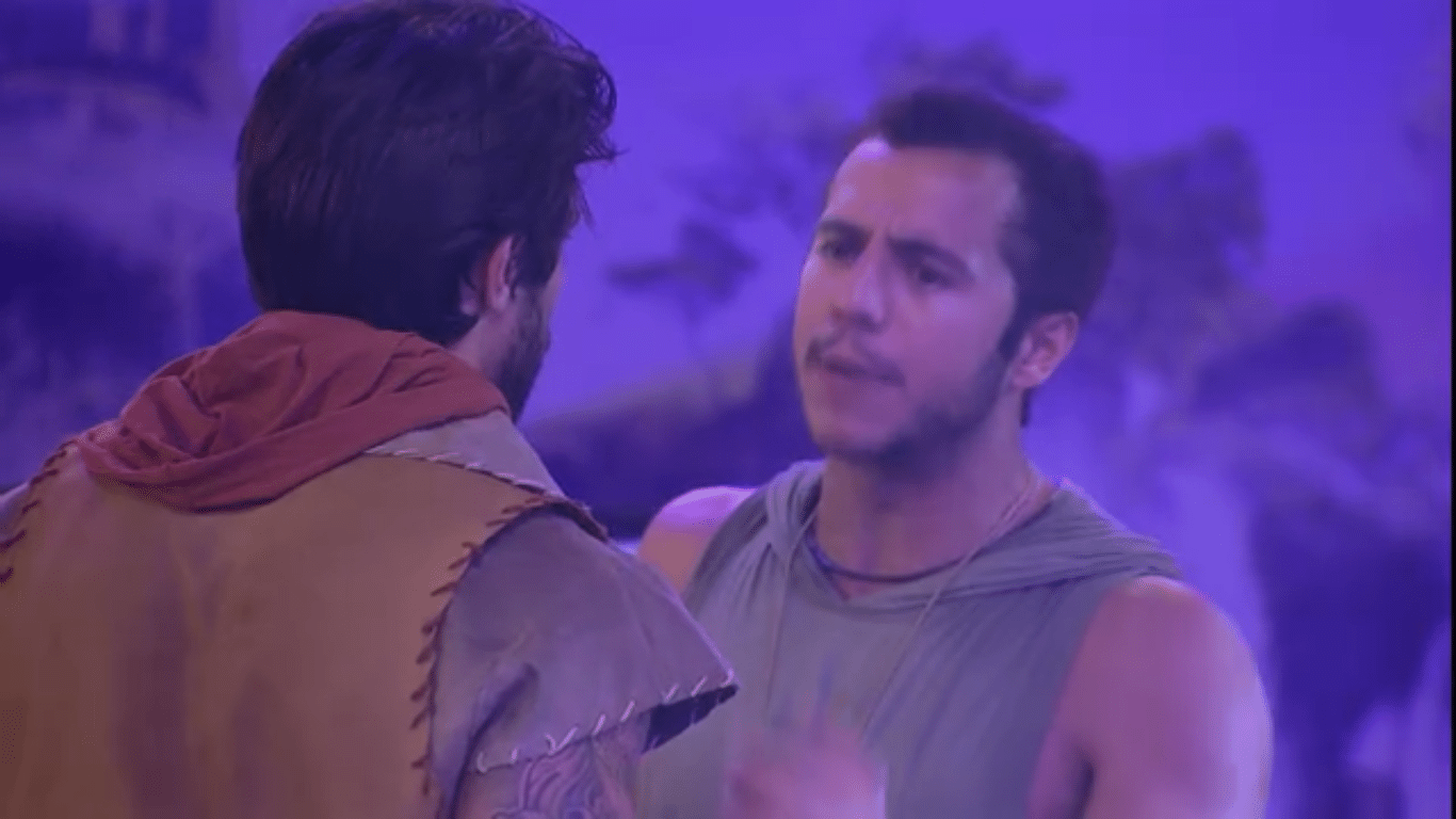 13.fev.2016 - Matheus conta para Renan que Ana Paula está tentando convencer os brothers a votar nele - Reprodução/TV Globo