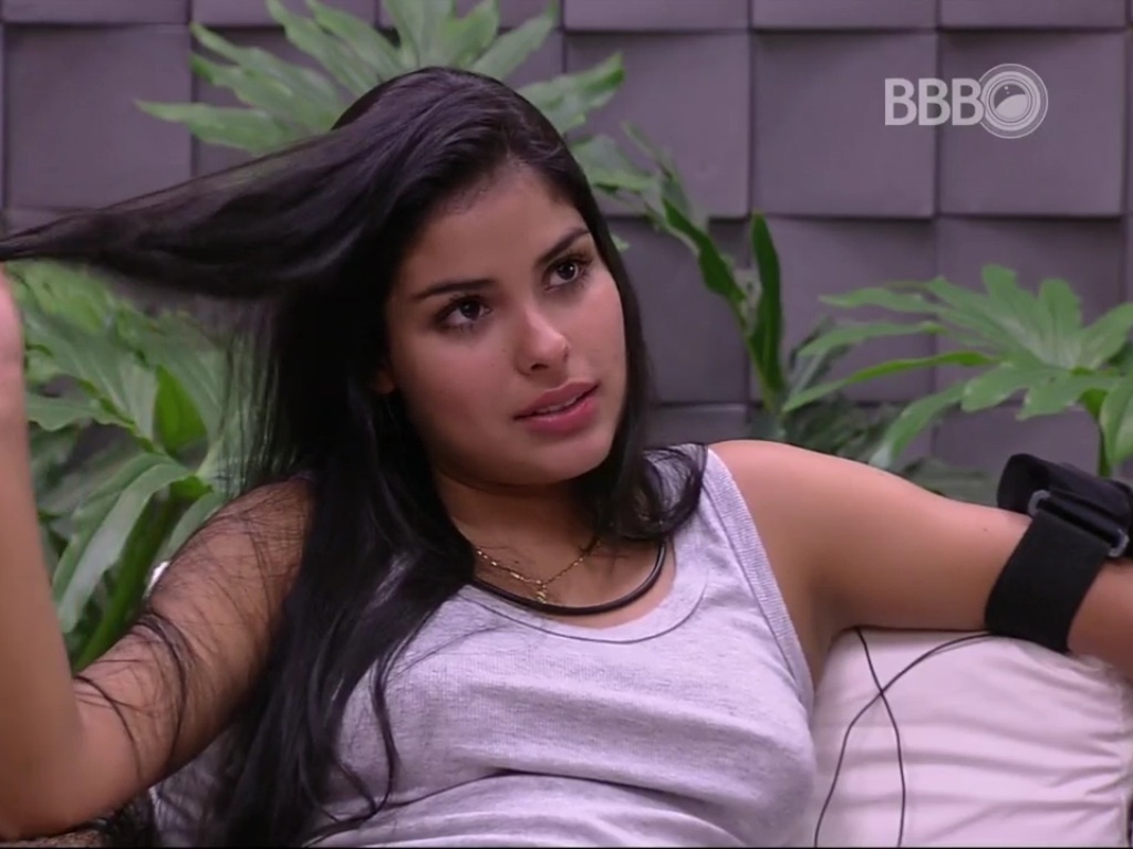 21.mar.2016 - Em conversa na varanda, Geralda, Ronan e Munik falam sobre a crise de ciúme que Ronan teve por conta do caso entre Munik e o falso brother Laham. O estudante de filosofia justificou suas atitudes dizendo que não sabe lidar com a raiva. Ao ouvir o argumento do colega, Munik criticou seu temperamento difícil. ?Você não aceita nada, a não ser sua própria opinião?, disse a sister. - Reprodução/TV Globo