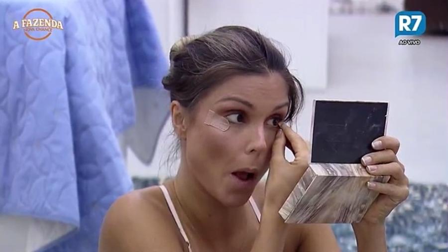 Flávia Viana passa maquiagem antes da nona roça de "A Fazenda 9" - Reprodução/R7