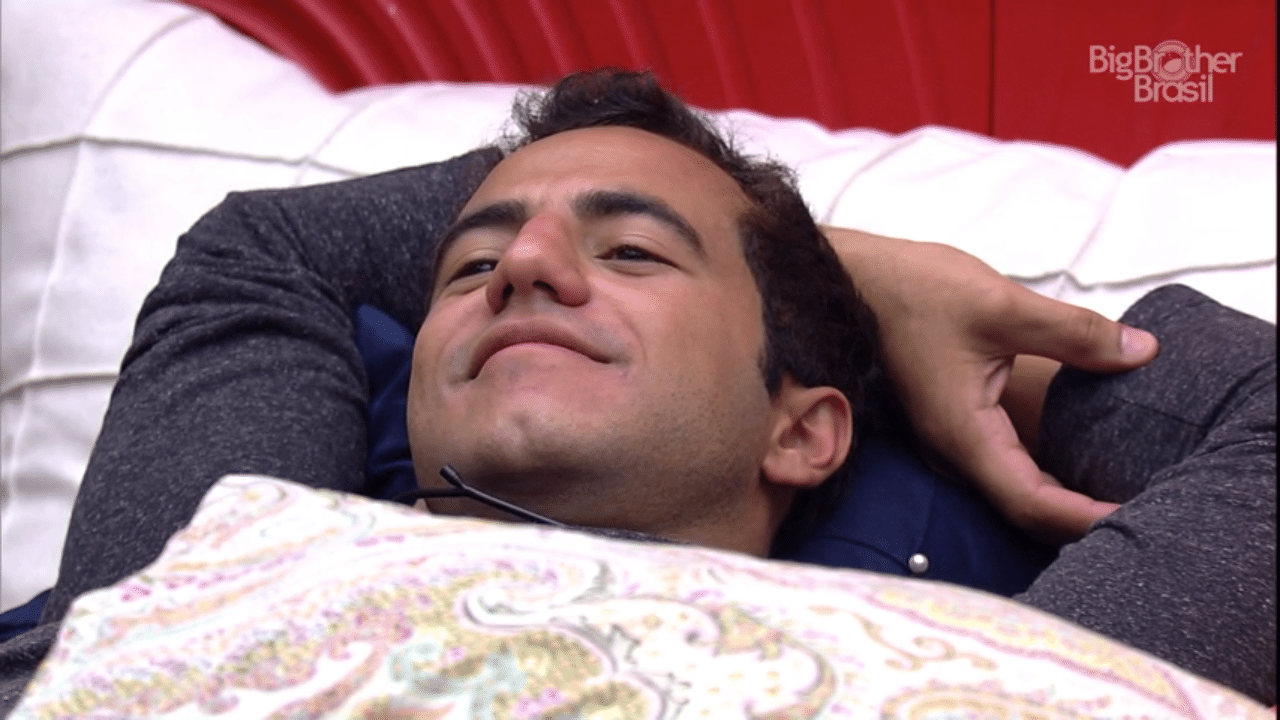 10.mar.2016 - Após fazer sexo pela segunda vez no "BBB16", Matheus reclama: "Fazer amor debaixo do edredom é calor demais" - Reprodução/TV Globo