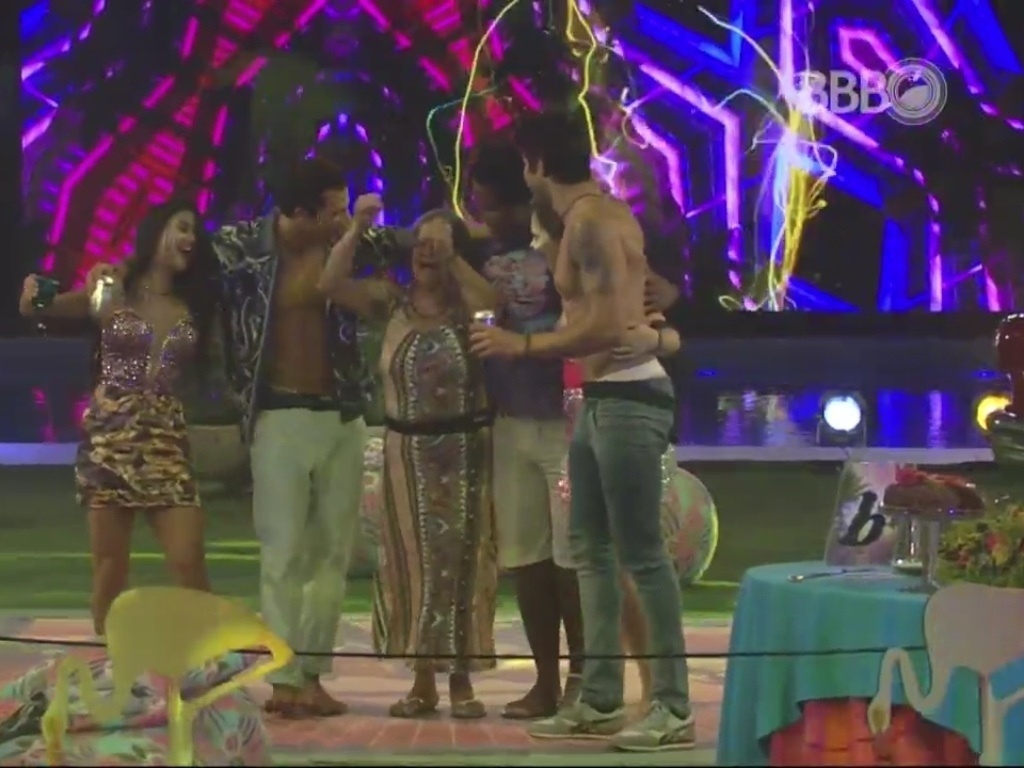 12.mar.2016 - Brothers se abraçam e dançam juntos na pista da festa "Miami" - Reprodução/TV Globo