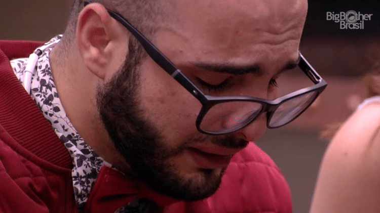 Mahmoud chora e é consolado por Kaysar - Reprodução/RedeGlobo - Reprodução/RedeGlobo
