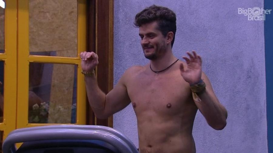 Marcos canta para Emilly: "Perto de papai você é santinha" - Reprodução/TVGlobo