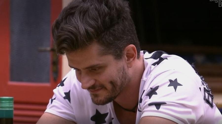 Marcos tenta defender Emilly com Ilmar - Reprodução/TV Globo