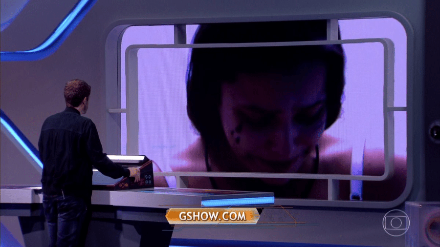 O apresentador Tiago Leifert contempla Emilly em um momento do "BBB17" - Reprodução/TV