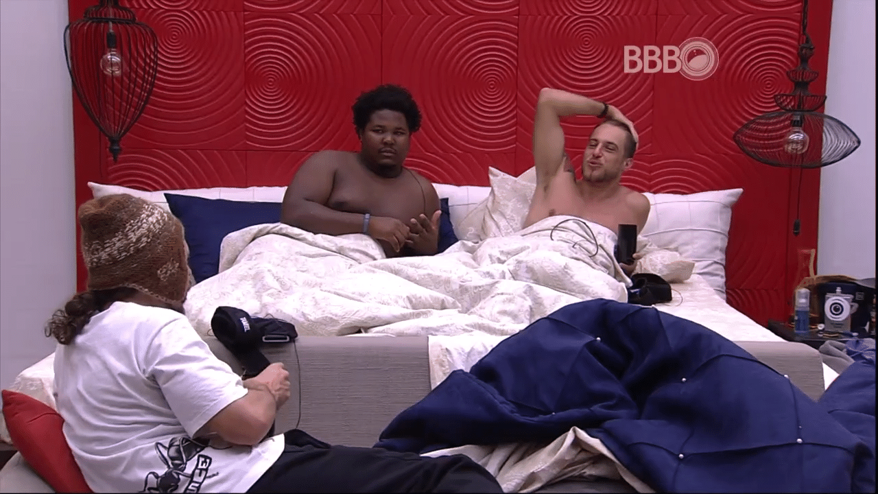 22.jan.2016 - Brothers do quarto do líder tentam decidir em quem irão votar - Reprodução/TV Globo