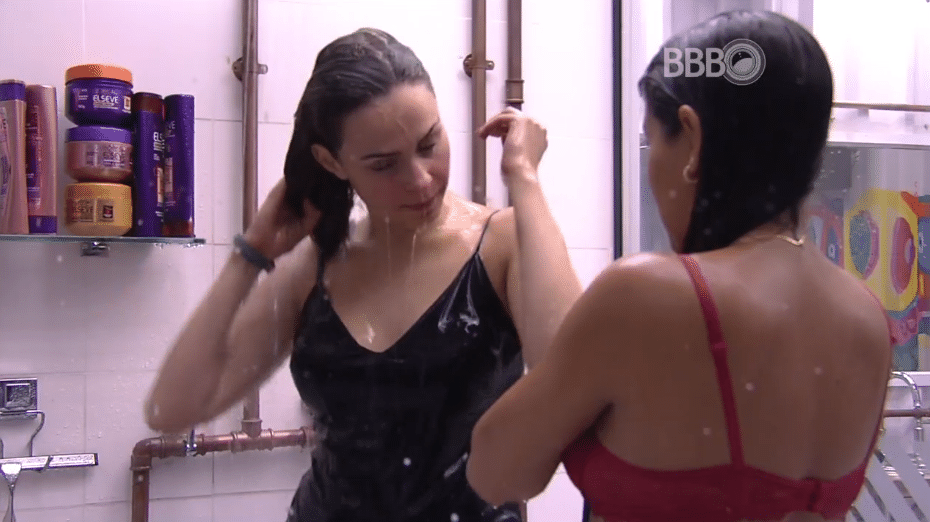 25.fev.2016 - Munik ajuda Ana Paula a tomar banho após festa no "BBB16" - undefined