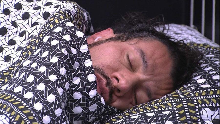 Rômulo segue dormindo mesmo depois de despertar tardio - Reprodução/TVGlobo