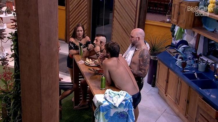Brothers conversam na área externa - Reprodução/GloboPlay - Reprodução/GloboPlay