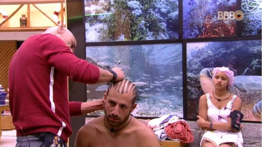 Gleici observa Ayrton cortar o cabelo de Kaysar - Reprodução/GlobosatPlay