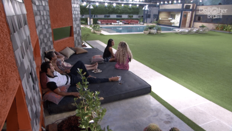 7.fev.2015 - Sem saber que não haverá eliminação na próxima terça-feira, Adélia acredita na eliminação de Ronan: "Ele jogou sujo" - Reprodução/TV Globo