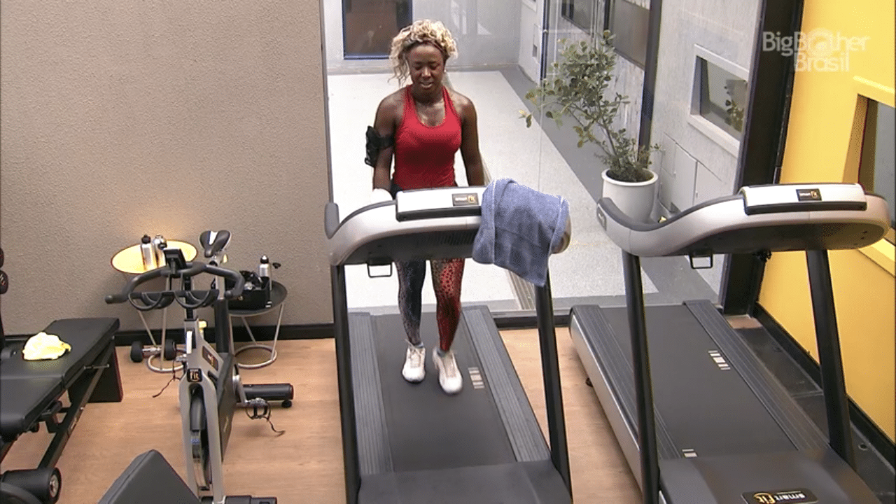 17.fev.2016 - Mais uma vez, Adélia começa o dia malhando em jejum no "BBB16" - Reprodução/TV Globo