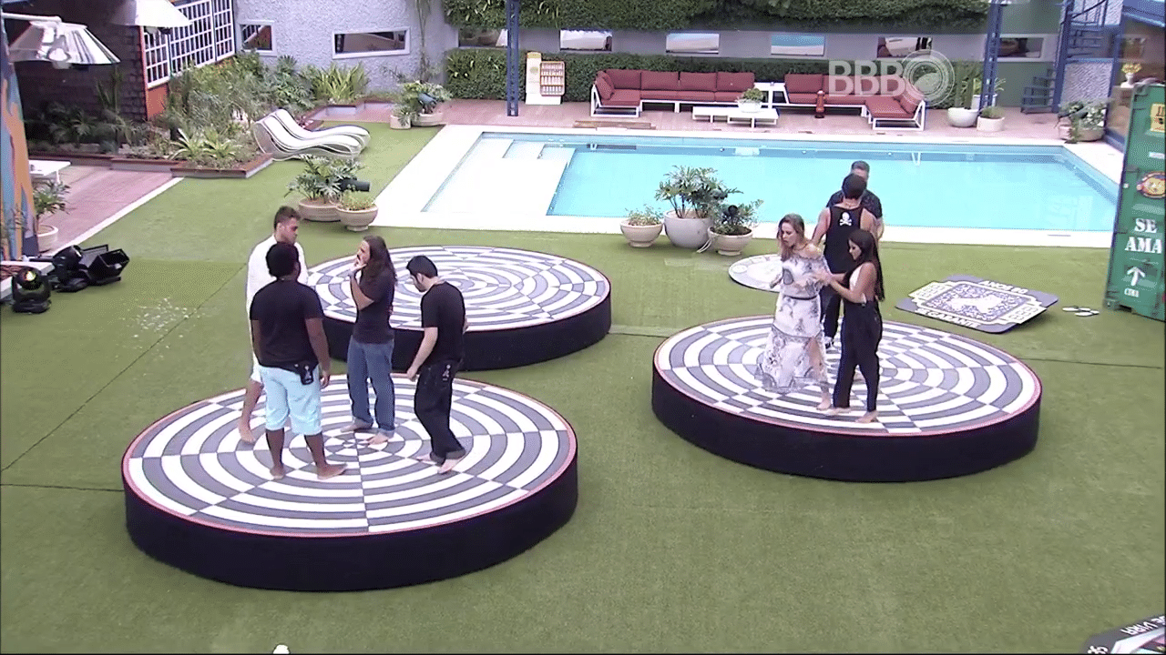 20.jan.2016 - Primeira prova do líder do "BBB 16" já tem 10 horas de duração. Ronan, Tamiel, Daniel, Alan, Ana Paula, Renan, Munik e Laércio seguem na disputa - Reprodução/TV Globo