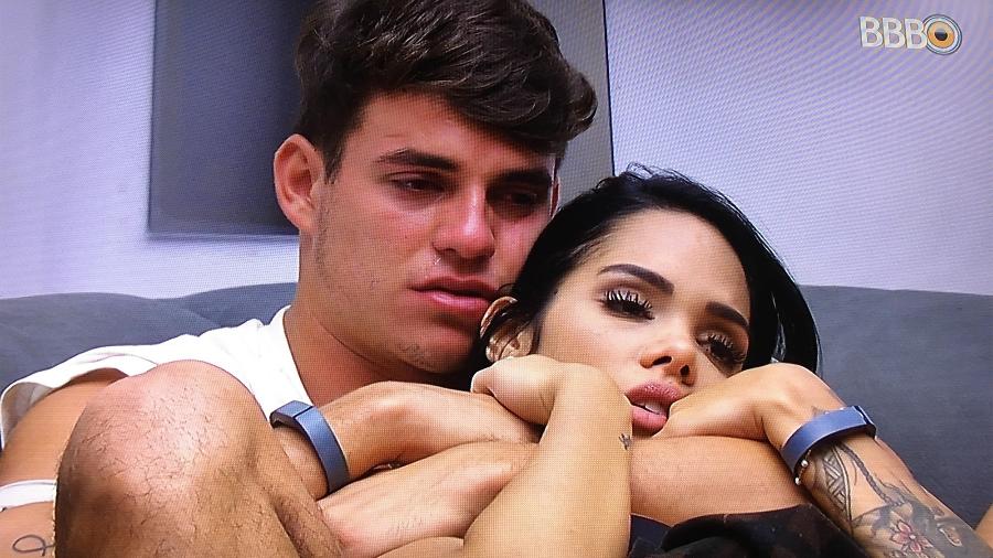 25.jan.17 - Antônio chora, abraçado com Mayara, com medo de sair do "BBB17" - Reprodução/TV Globo