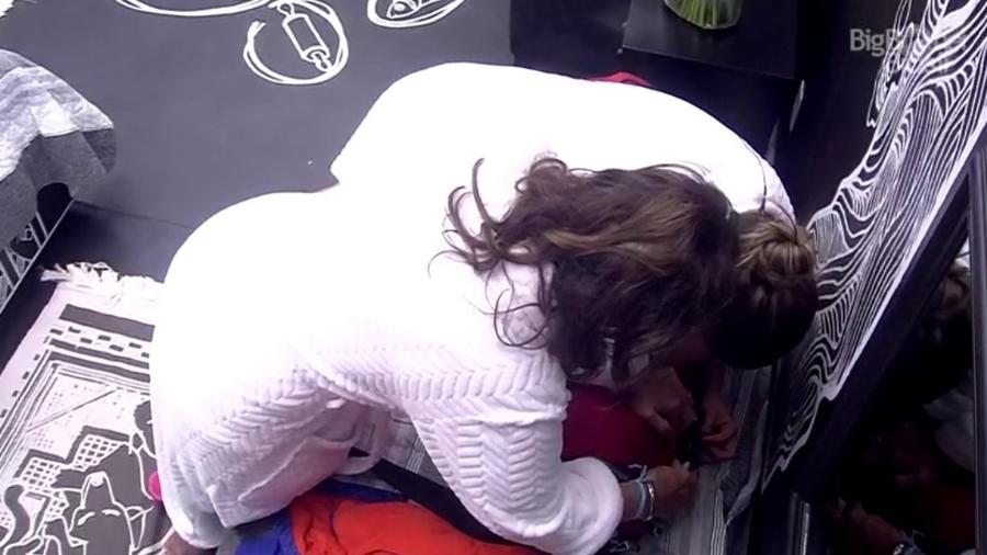 Ieda ajuda Vivian a fechar a mala - Reprodução/TV Globo