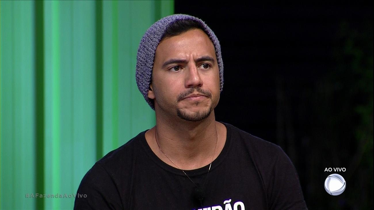 Matheus Lisboa escuta os votos da quinta formação de roça - Reprodução/R7