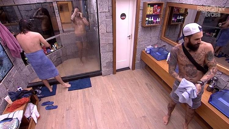 Brothers tomam banho - Reprodução/GloboPlay - Reprodução/GloboPlay