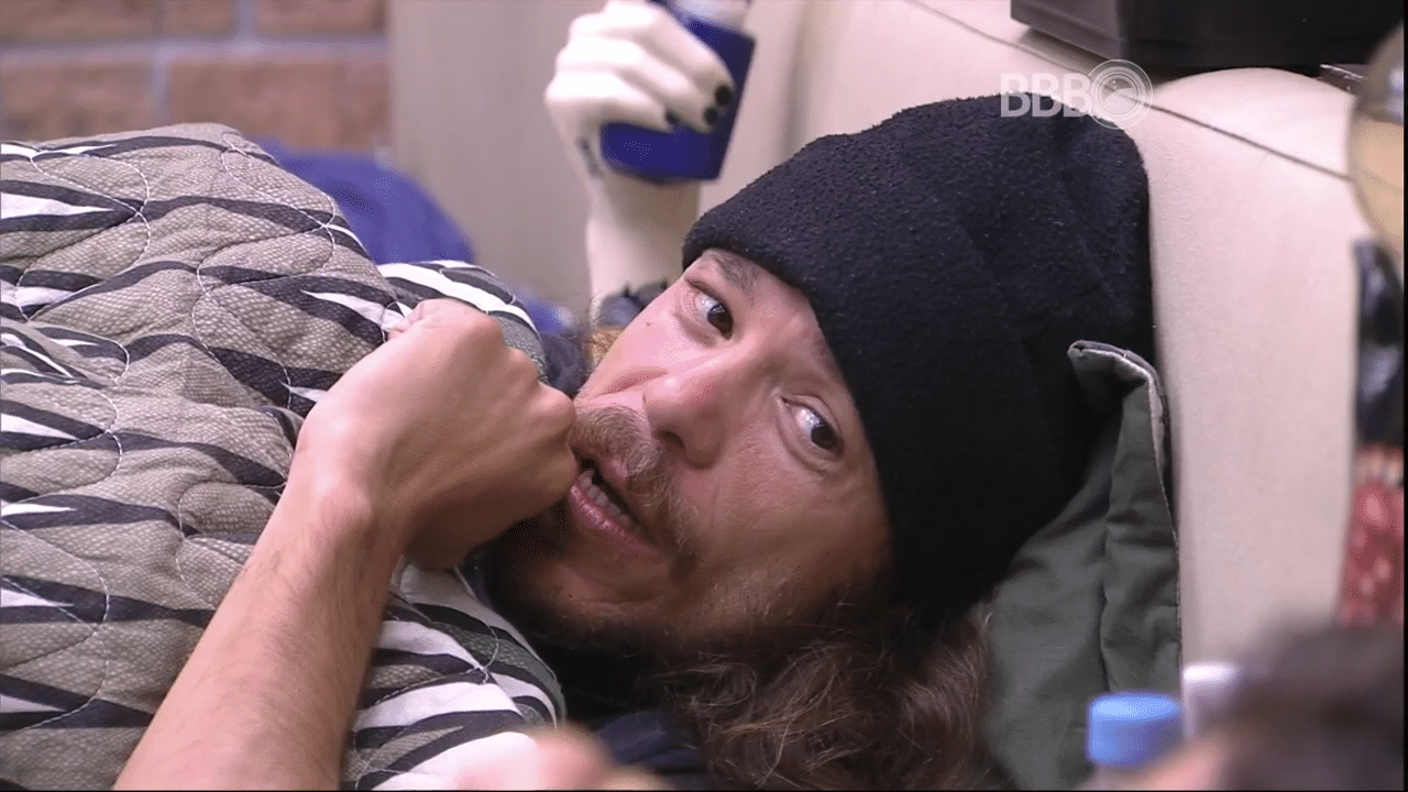 27.fev.2016 - Tamiel pede para brothers confiarem nele na próxima formação de paredão - Reprodução/TV Globo