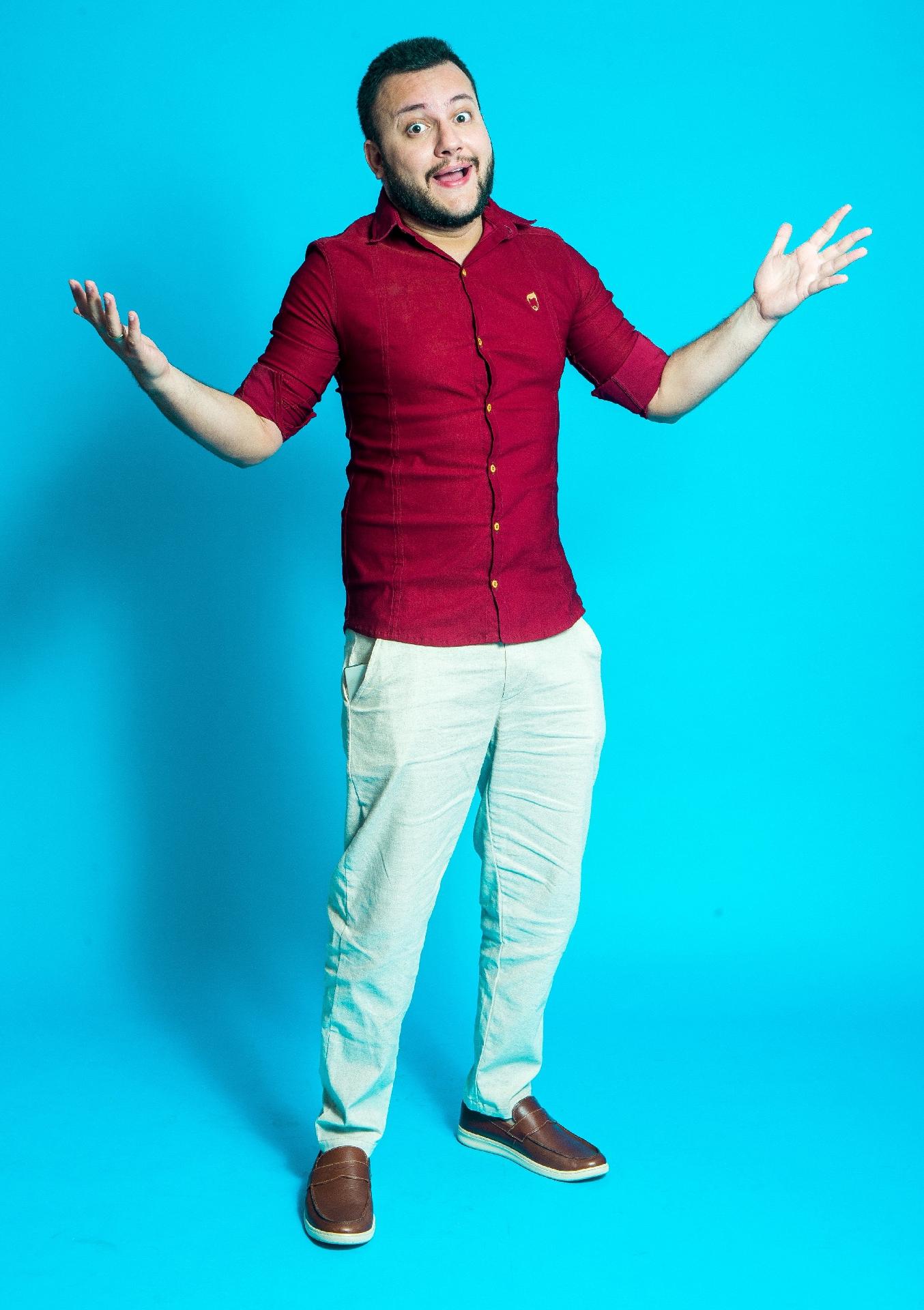 Diego usa camisa de botão vinho e calça da marca masculuna Jrstore - Raquel Cunha/Globo