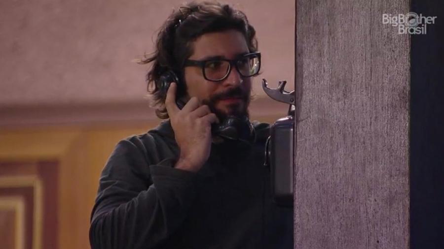 Ilmar acha que ouviu o Big Fone tocar e atende o aparelho - Reprodução/TV Globo