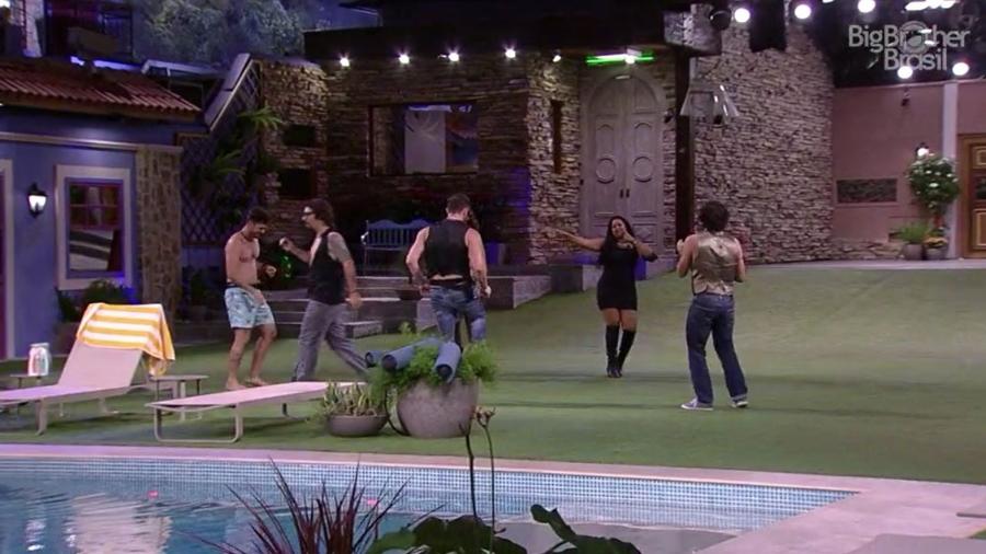 Elis dança com os brothers em festa na área externa da casa - Reprodução/TV Globo