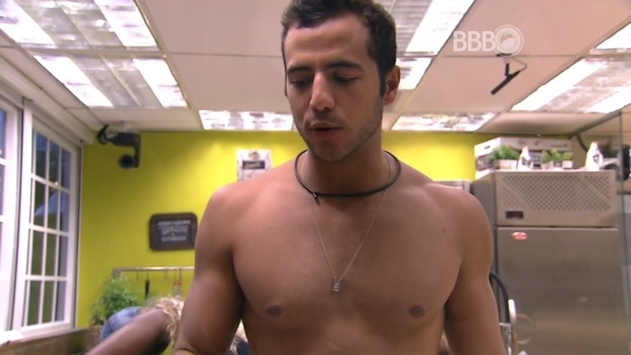 10.fev.2016 - No "BBB16", Matheus brinca sobre Big Fone e imagina o quê ouviria da voz misteriosa - Reprodução/TV Globo