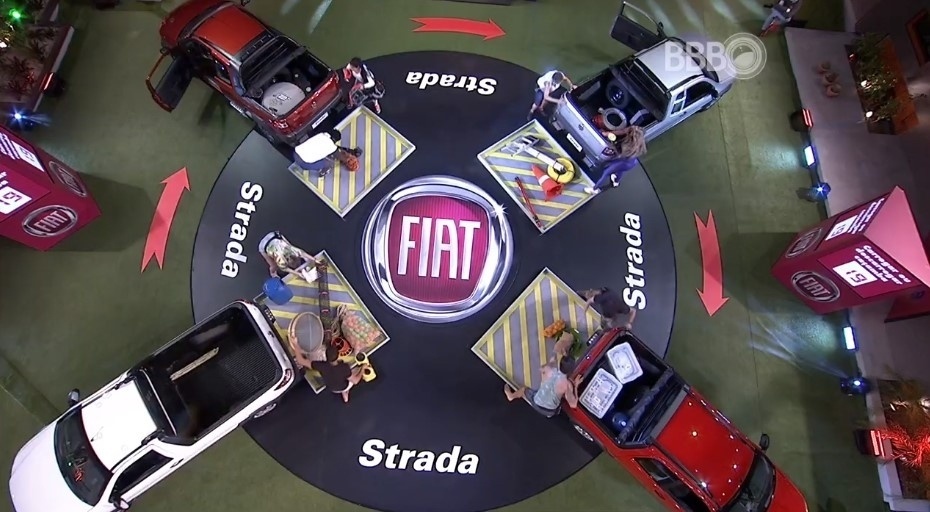 26.fev.2016 - Na internet, público reclama de irregularidades na sexta prova do líder do "BBB16". Os usuários afirmam que Tamiel e Renan colocaram os objetos fora do limite estipulado, já nos primeiros minutos da disputa - Reprodução/TV Globo