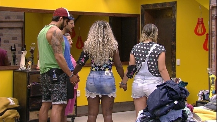 5.mar.2016 - Após saída de Ana Paula, Geralda, Renan, Matheus, Adélia e Ana Cláudia rezam Pai Nosso, Ave Maria e pedem para que a energia da casa seja renovada - Reprodução/Globo