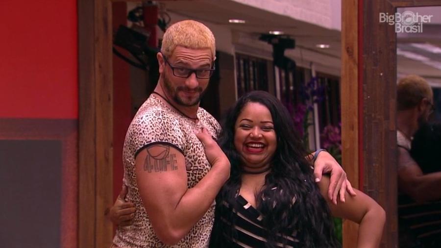 Daniel veste baby doll da participante Elis e brinca com os brothers em "BBB17" - Reprodução/TV Globo