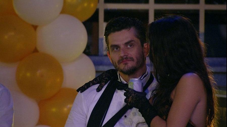 Marcos tenta convencer Emilly a retomar amizade com Ilmar, mas sem êxito - Reprodução/TVGlobo