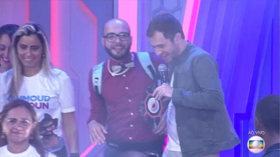 Mahmoud foi o sexto eliminado do "BBB 18" com 57,23% dos votos em uma disputa com Paula e Gleici. O sexólogo que saiu no mesmo dia que Gleici foi para o quarto secreto após uma falsa eliminação perguntou para Tiago Leifert assim que o encontrou: "Cadê a Gleici?". "A Gleici não foi eliminada. Ela vai poder voltar na sexta-feira e vai indicar alguém", avisou - Reprodução/Globo