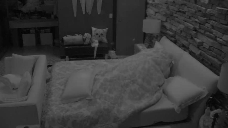 Marcos e Emilly movimentam edredom da casa - Reprodução/Gshow