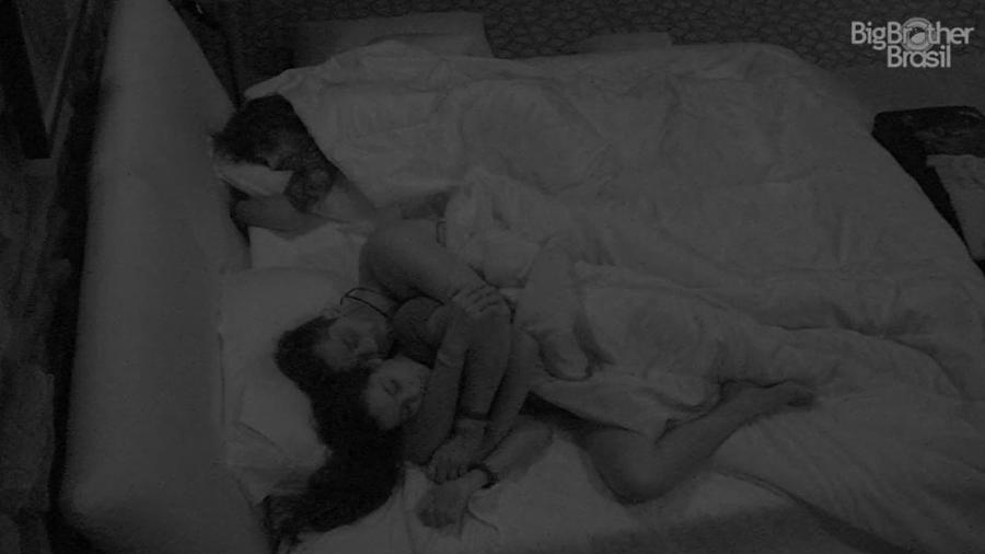 Marcos e Emilly dormem abraçados no quarto do líder - Reprodução/TV Globo