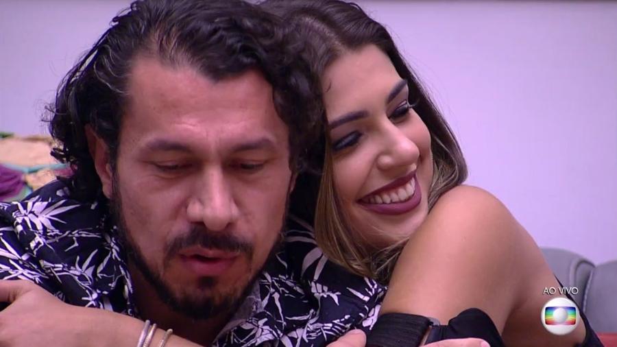 Vivian abraça Rômulo após receber o anjo da semana - Reprodução/TV Globo