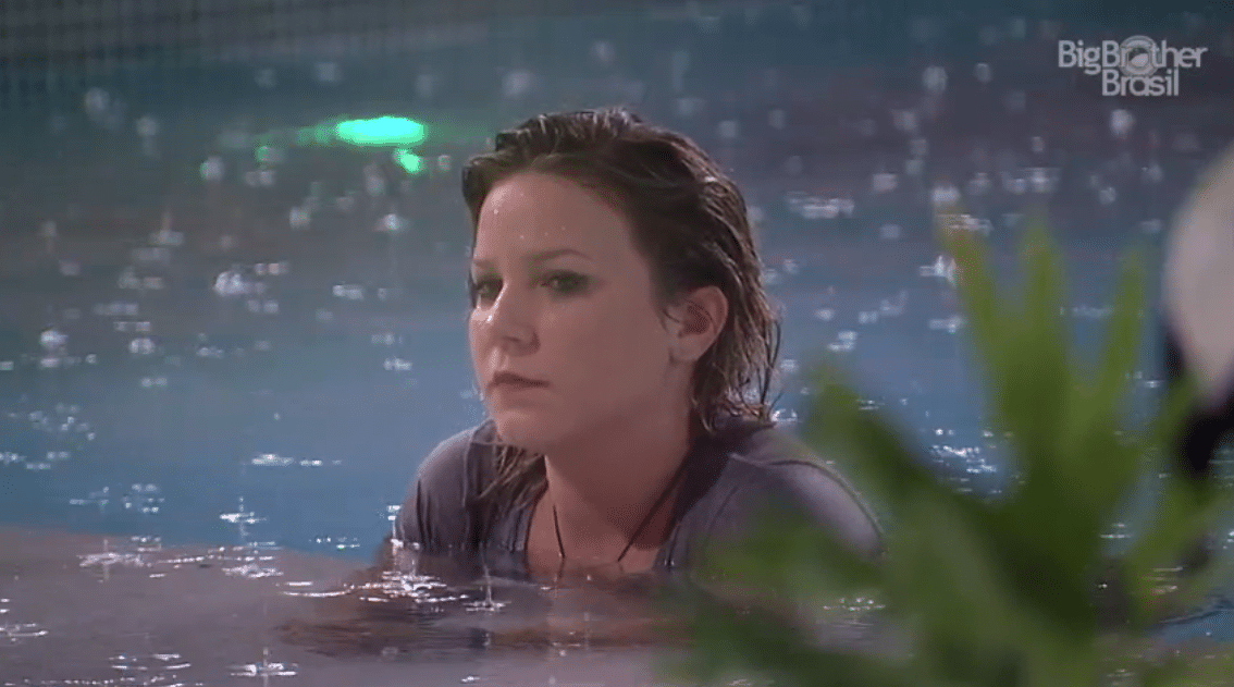 18.fev.2016 - Brothers se preocupam com Cacau. Ana Paula tentou animar a sister a voltar para a festa e Renan afirmou: "Dá para ver que você não está bem". Mas a youtuber disse estar apenas refletindo - Reprodução/TV Globo