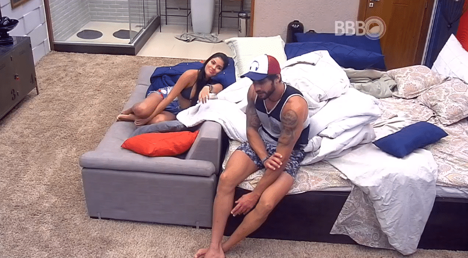 4.mar.2016 - No "BBB16", Renan conversa com Munik no quarto do líder. "Gosto muito de você", disse o modelo - Reprodução/TV Globo