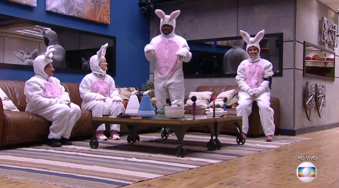 27.mar.2016 - Participantes se vestiram de coelhinhos para participar da segunda etapa da prova do líder - Reprodução/TV Globo