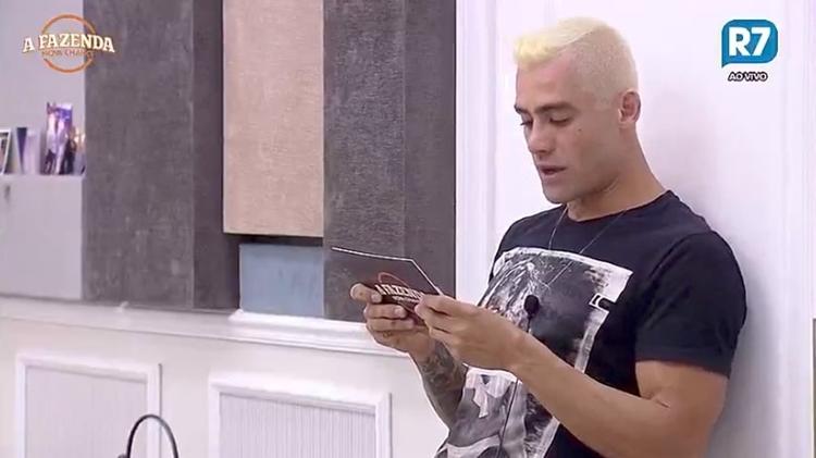 Yuri recebe envelope - Reprodução/R7 - Reprodução/R7