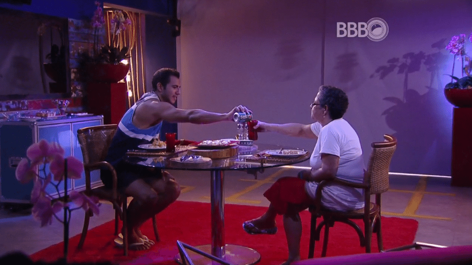 7.fev.2016 - Matheus convida Geralda para o almoço de comemoração que ganhou com a prova do anjo - Reprodução/TV Globo