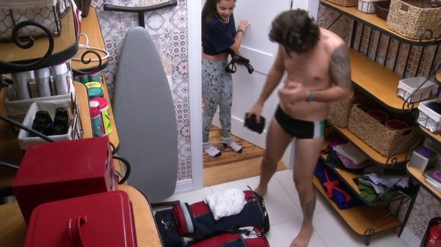 Ilmar encontra suas malas na despensa após perder acesso ao quarto do líder - Reprodução/TV Globo