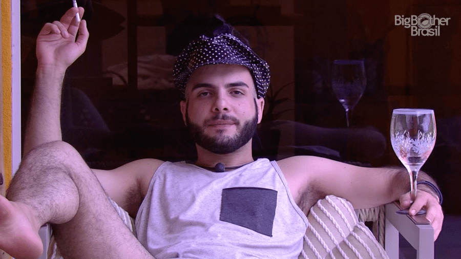 Mahmoud conversa sozinha após término da festa "Brega" - Reprodução/GloboPlay