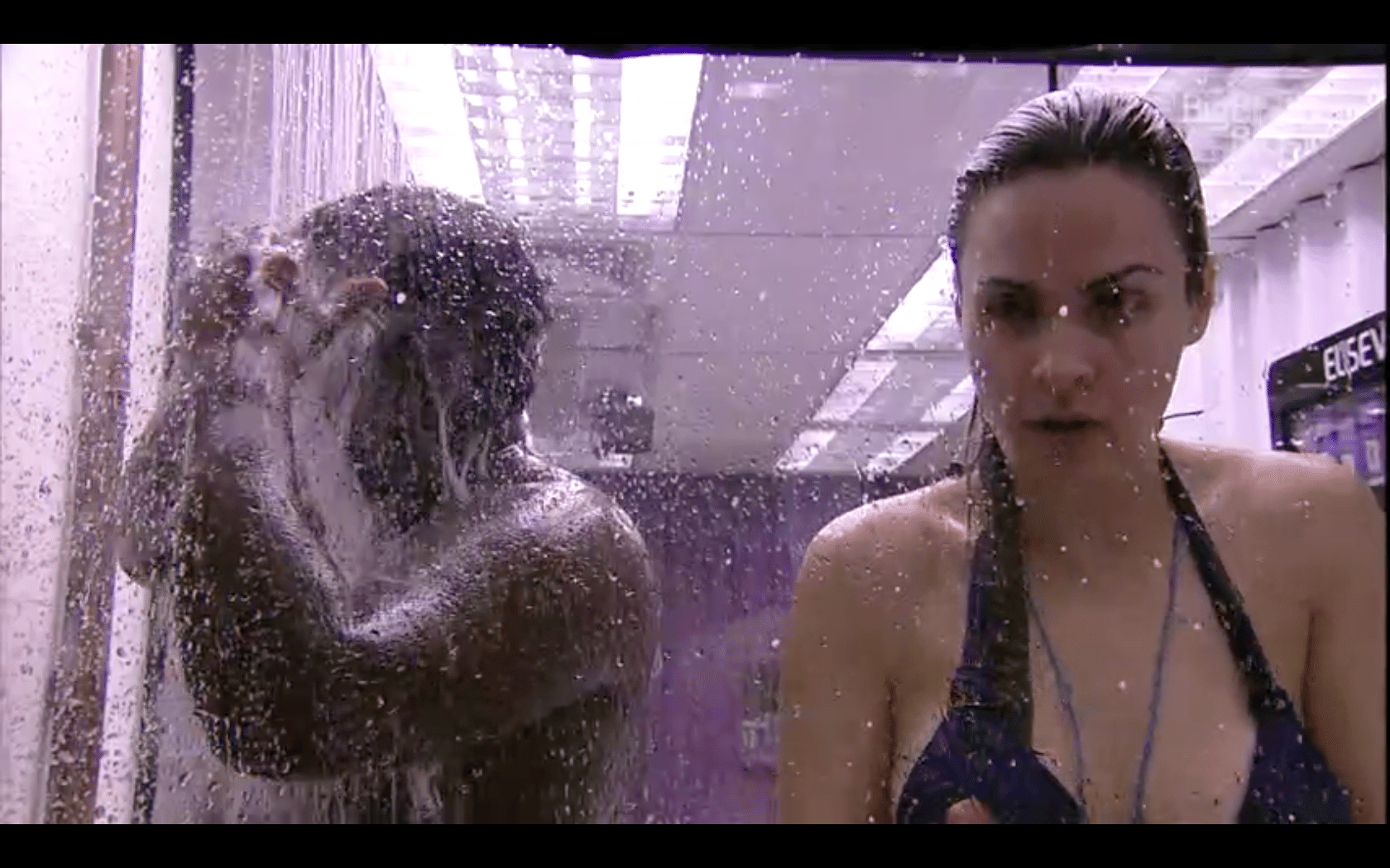 21.fev.2016 - Após beber muito no almoço do anjo, Ronan ajuda Ana Paula a tomar banho no "BBB16" - undefined