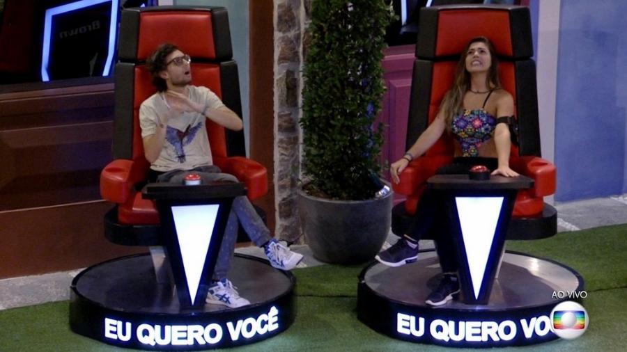 Brothers brincam com objetos de "The Voice Kids" - Reprodução/TV Globo