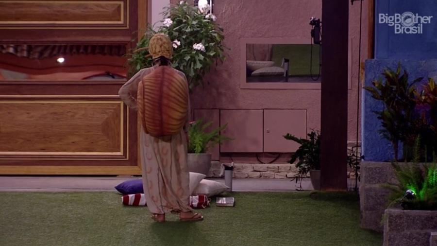 Emilly espera que Big Fone toque - Reprodução/TV Globo