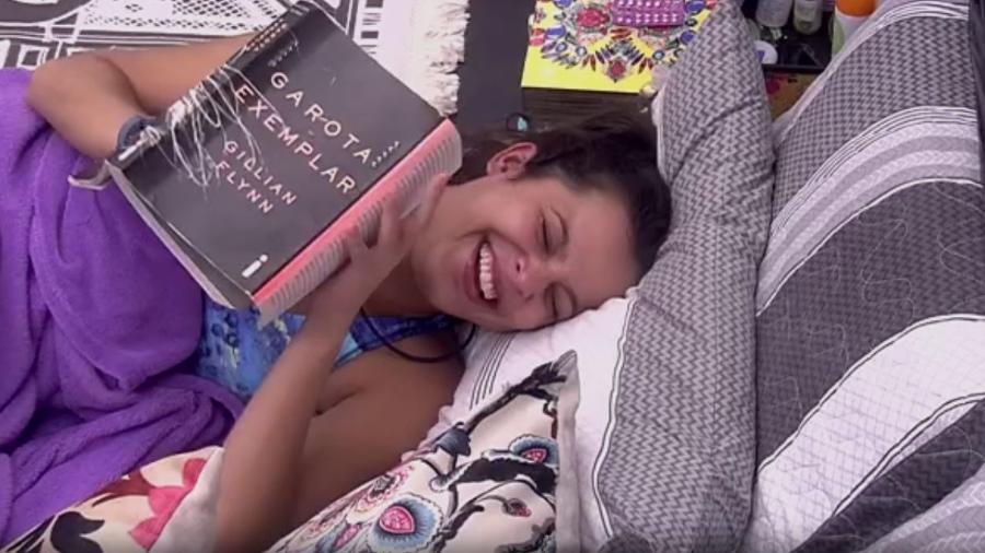 Emilly gargalha e fala sozinha no quarto preto - Reprodução/TV Globo