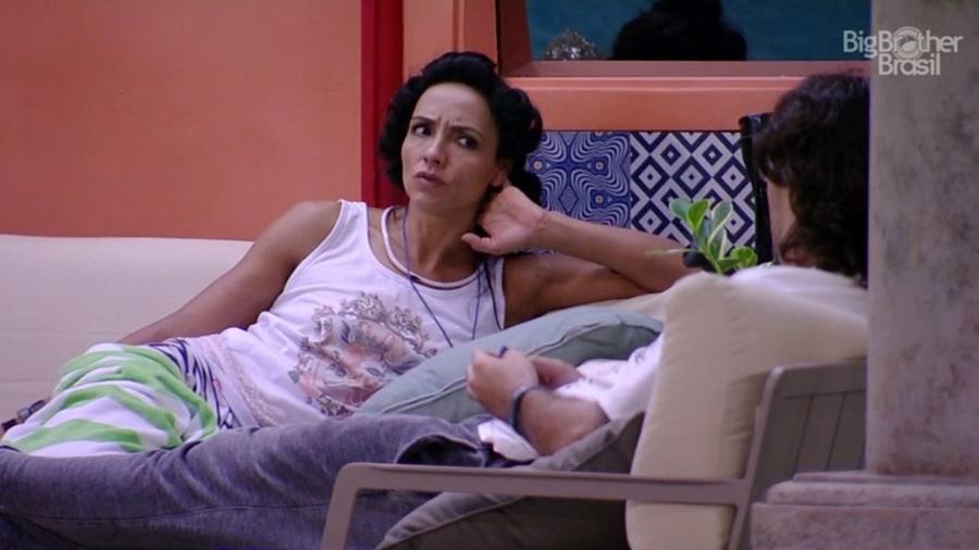 Marinalva conversa com Ilmar na área externa da casa - Reprodução/TV Globo