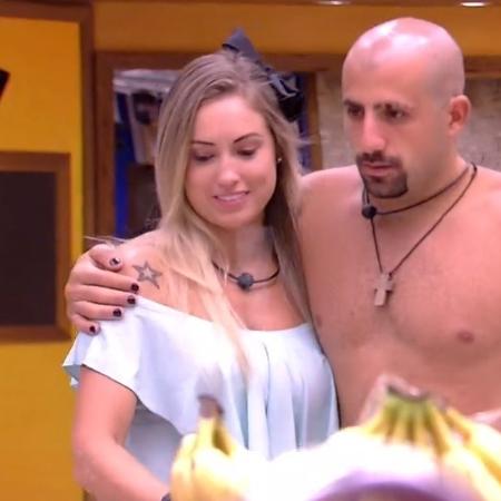 Jéssica e Kaysar conversam na cozinha da casa - Reprodução/Globoplay - Reprodução/Globoplay