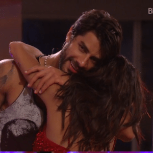 Juliana e Renan trocam carinhos na festa céu e inferno do "BBB16"; irmão da sister diz ter se surpreendido com o modelo - Reprodução/TV Globo - Reprodução/TV Globo